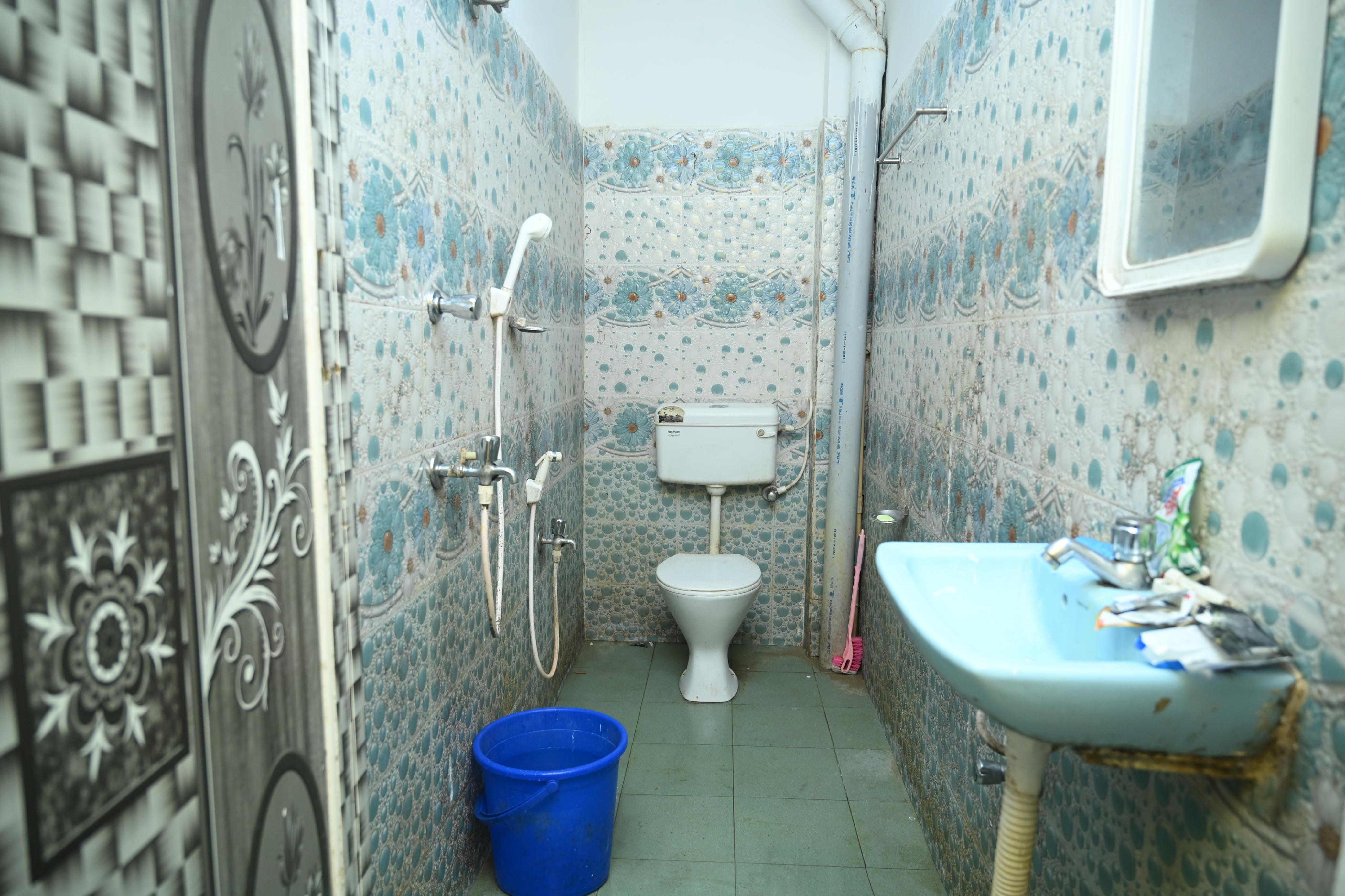 Sunnyasort yellow corridor with rooms